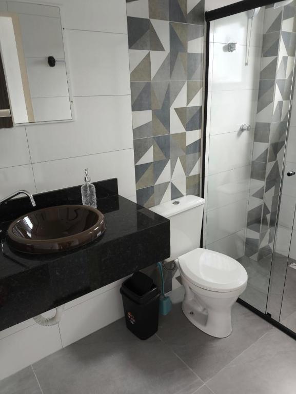 a bathroom with a toilet and a sink at Casa de Praia Família Próximo ao ExpoCentro BC in Balneário Camboriú