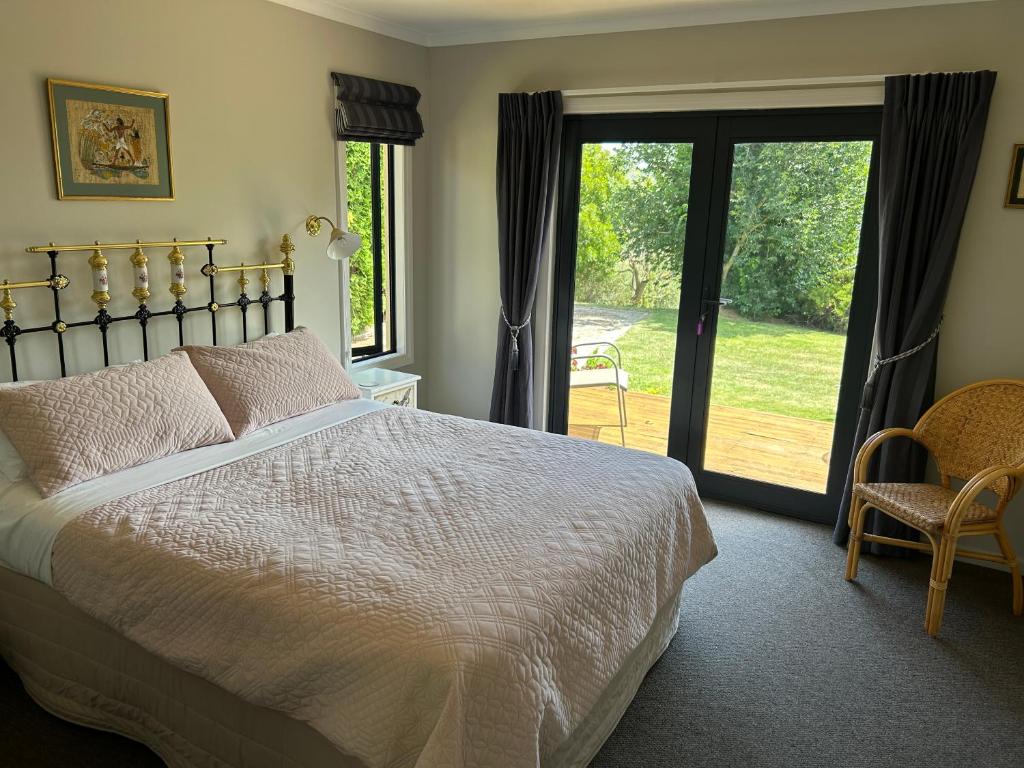 Postel nebo postele na pokoji v ubytování Omaka Heights Countrystay