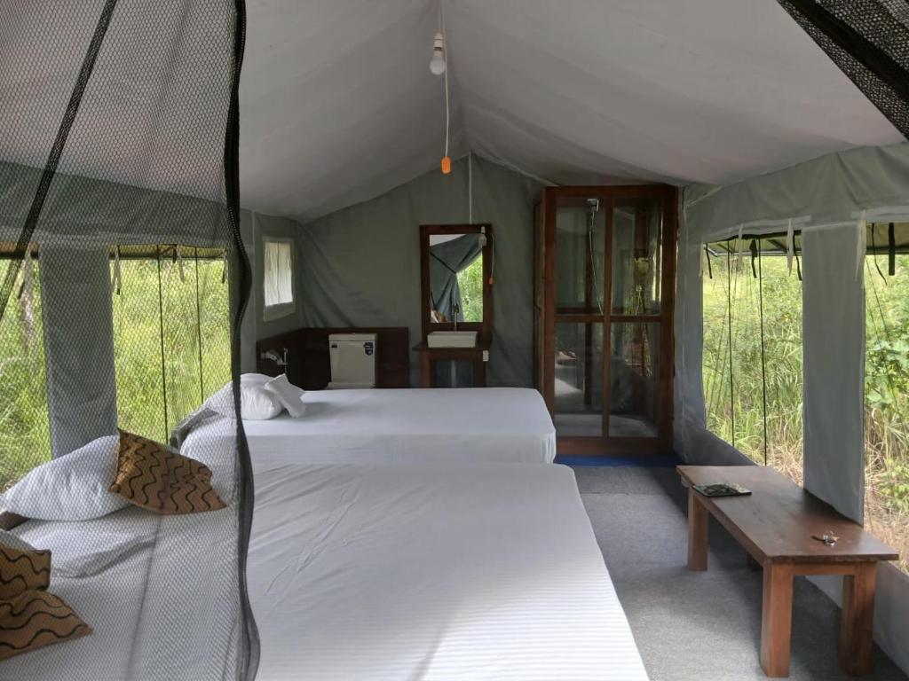 Postel nebo postele na pokoji v ubytování Makulu Jungle Camping Sigiriya