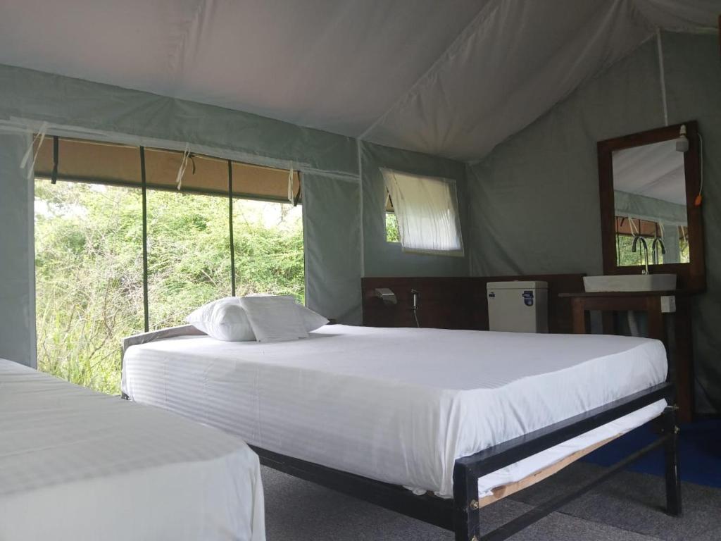 Postel nebo postele na pokoji v ubytování Makulu Jungle Camping Sigiriya