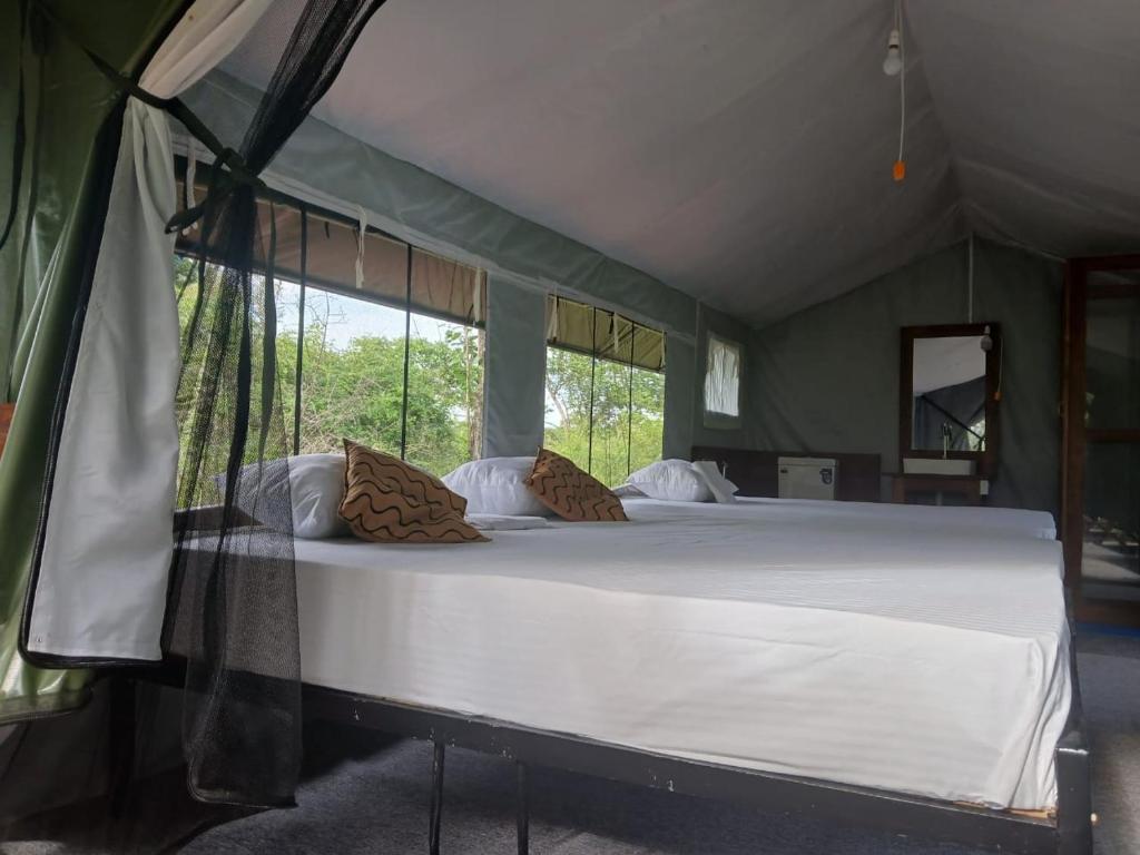 Postel nebo postele na pokoji v ubytování Makulu Jungle Camping Sigiriya
