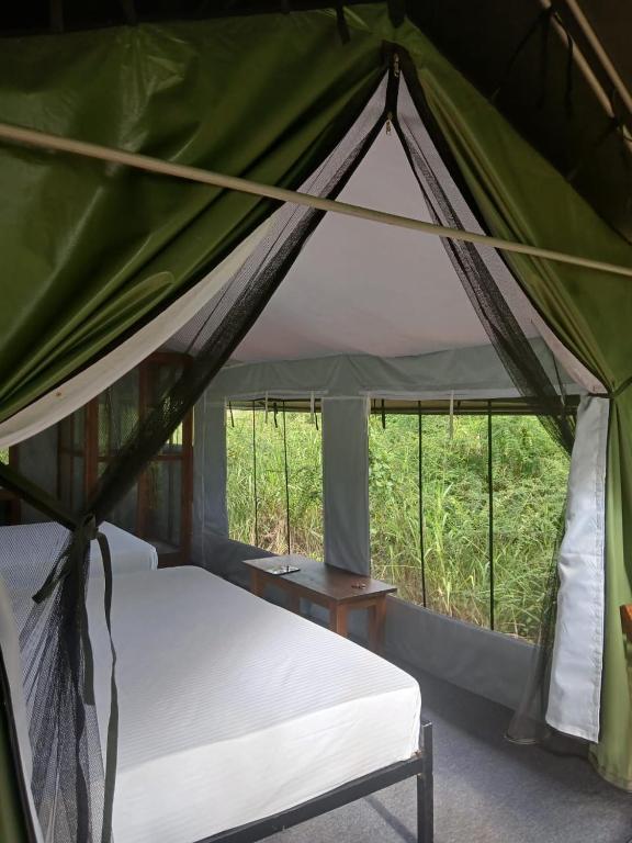 Postel nebo postele na pokoji v ubytování Makulu Jungle Camping Sigiriya