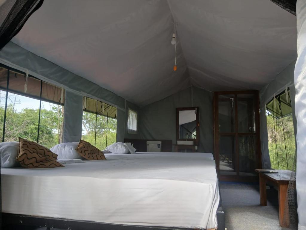 Postel nebo postele na pokoji v ubytování Makulu Jungle Camping Sigiriya