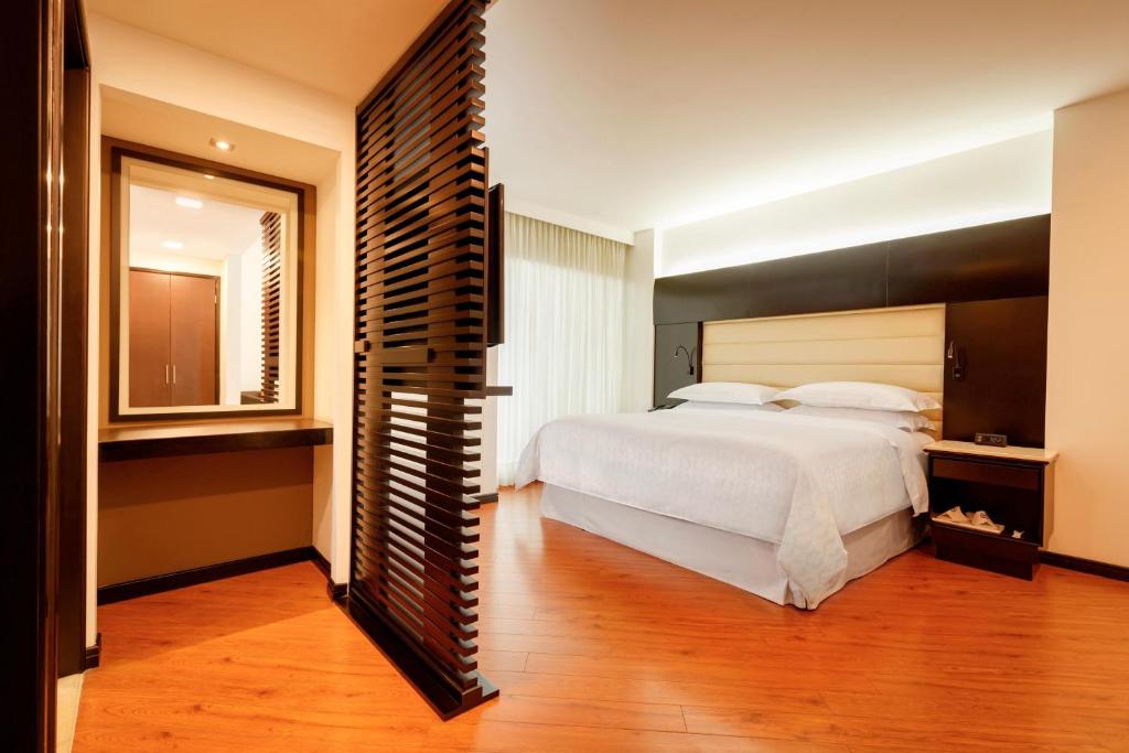 Postel nebo postele na pokoji v ubytování Sheraton Bogotá Hotel