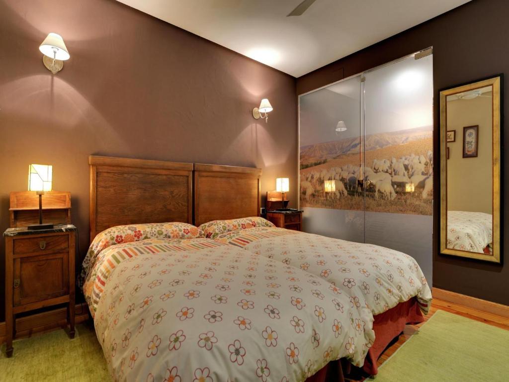 Postel nebo postele na pokoji v ubytování Hostal Rural Txapi Txuri Logis Hotels