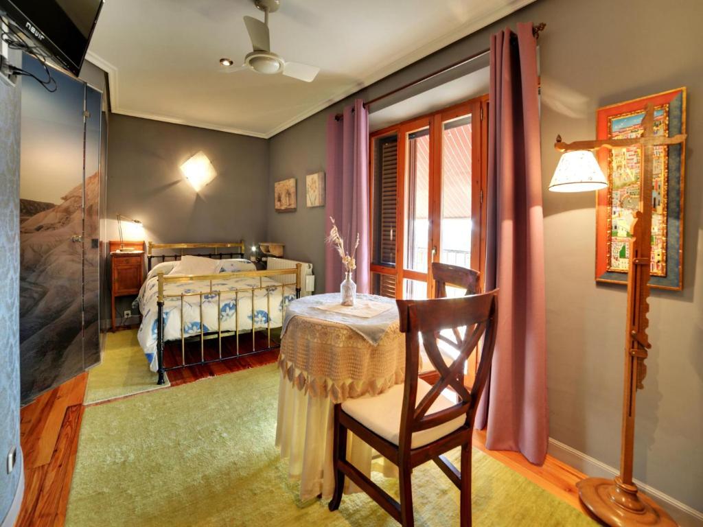 TV a/nebo společenská místnost v ubytování Hostal Rural Txapi Txuri Logis Hotels