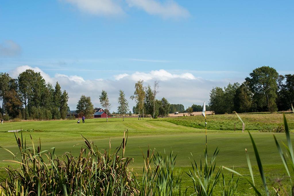 Golf v motelu nebo okolí