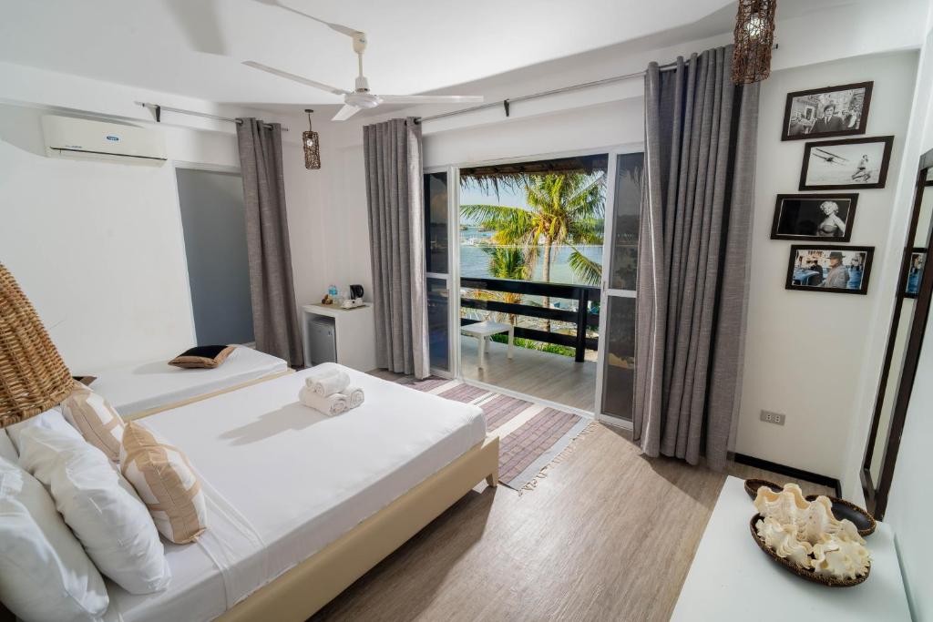 Postel nebo postele na pokoji v ubytování Blanco Beach Resort Malapascua