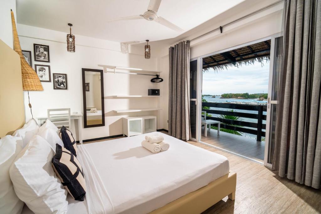 Postel nebo postele na pokoji v ubytování Blanco Beach Resort Malapascua