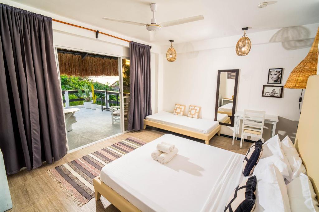 Postel nebo postele na pokoji v ubytování Blanco Beach Resort Malapascua