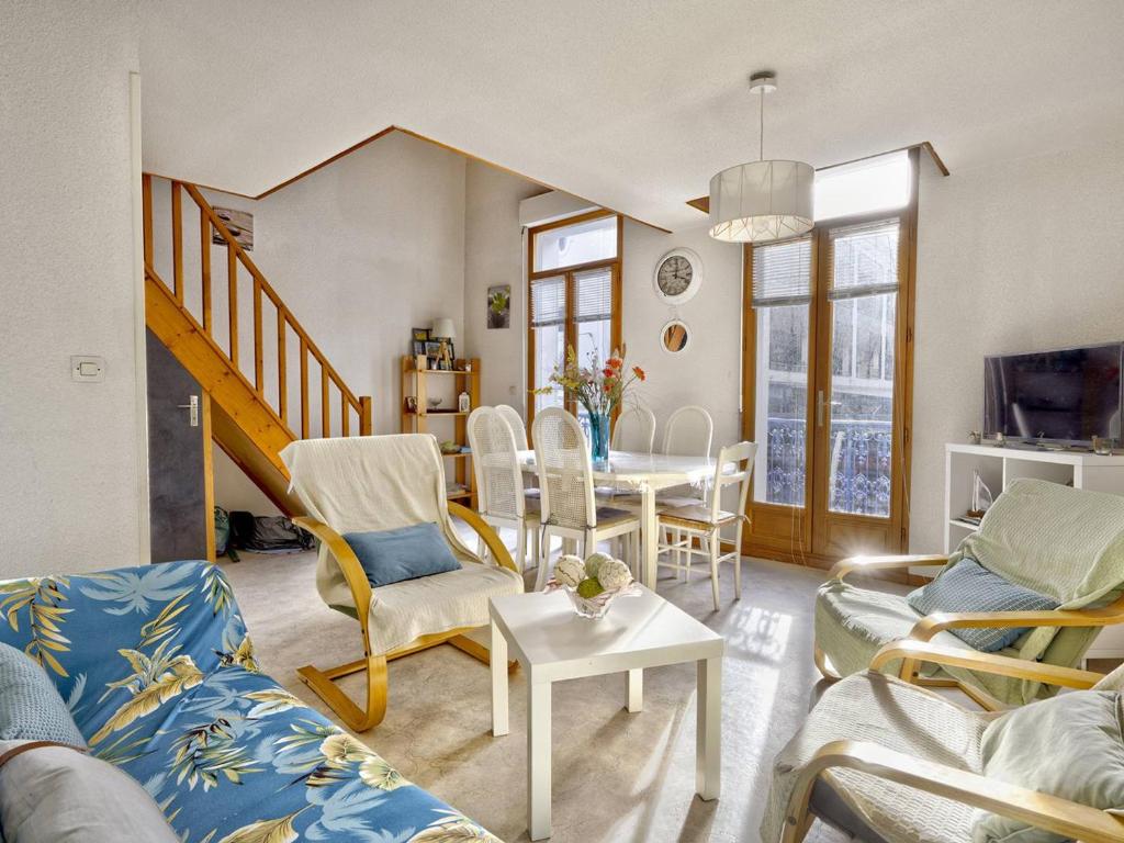 un salon avec un canapé et une table dans l'établissement Duplex T3 avec terrasse à 250m de la plage, centre Arcachon - FR-1-433-130, à Arcachon