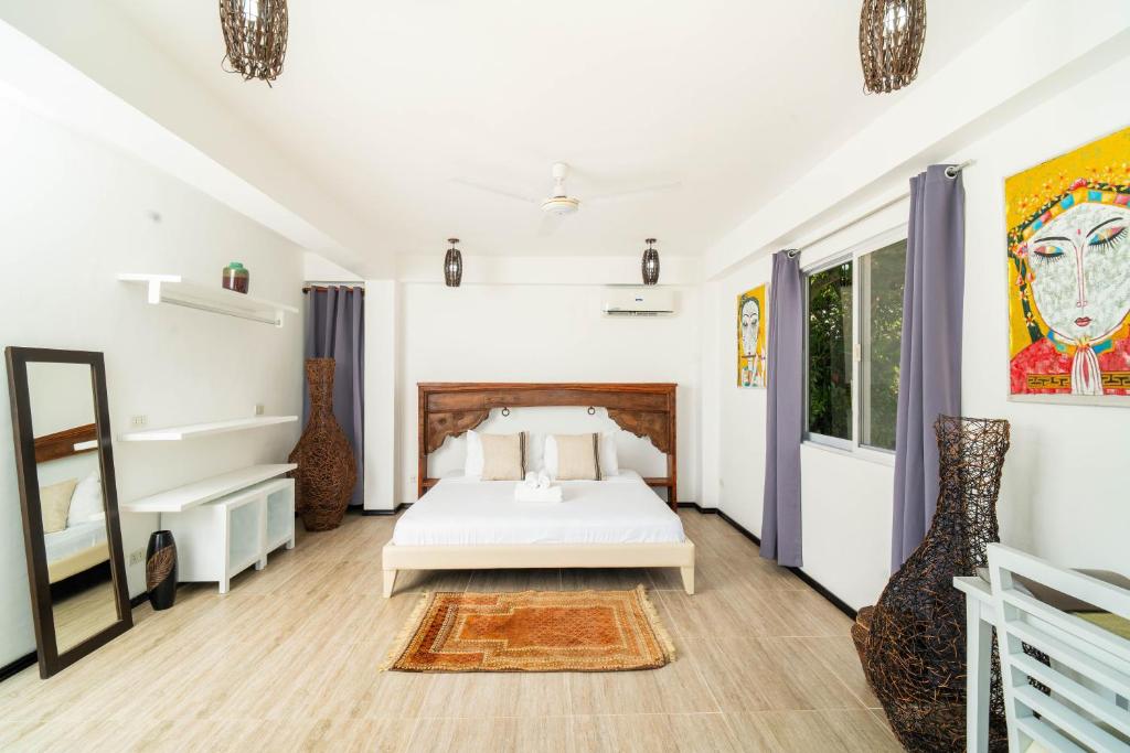 Postel nebo postele na pokoji v ubytování Blanco Beach Resort Malapascua