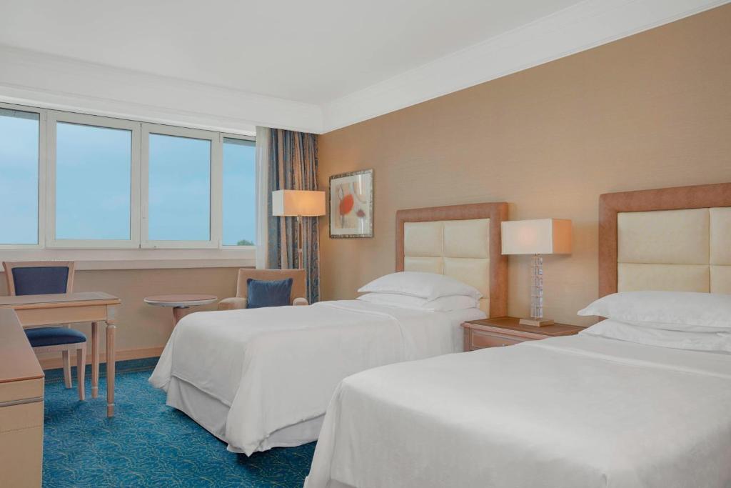 Sheraton Club des Pins Resort客房内的一张或多张床位