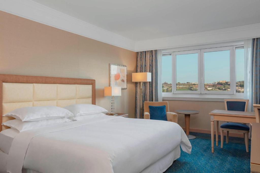Sheraton Club des Pins Resort客房内的一张或多张床位