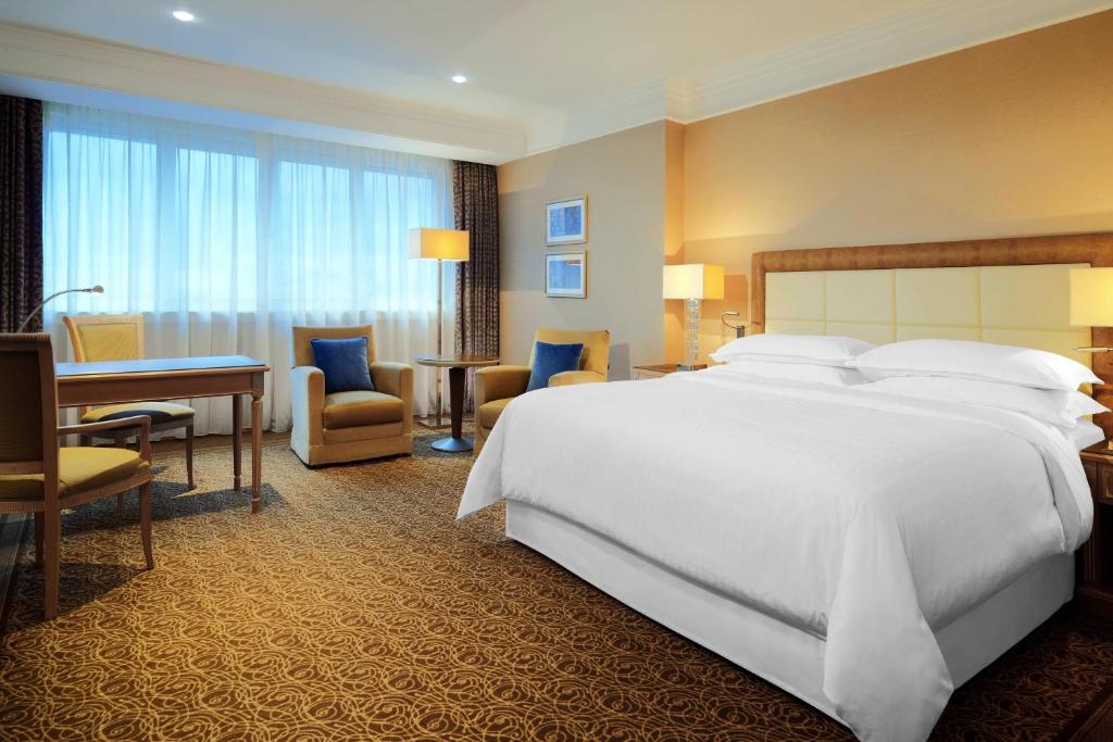 Sheraton Club des Pins Resort客房内的一张或多张床位