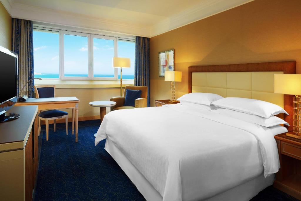 Sheraton Club des Pins Resort客房内的一张或多张床位
