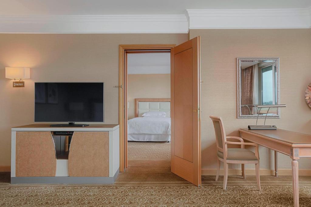 Sheraton Club des Pins Resort的电视和/或娱乐中心