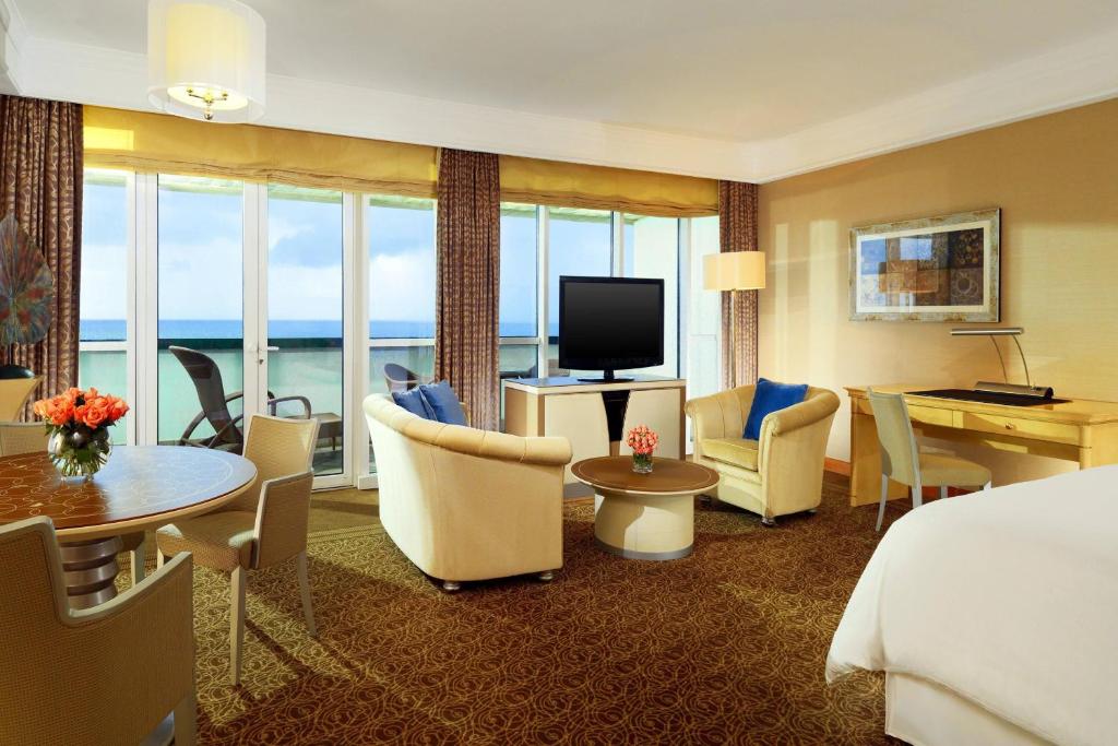 Sheraton Club des Pins Resort的电视和/或娱乐中心