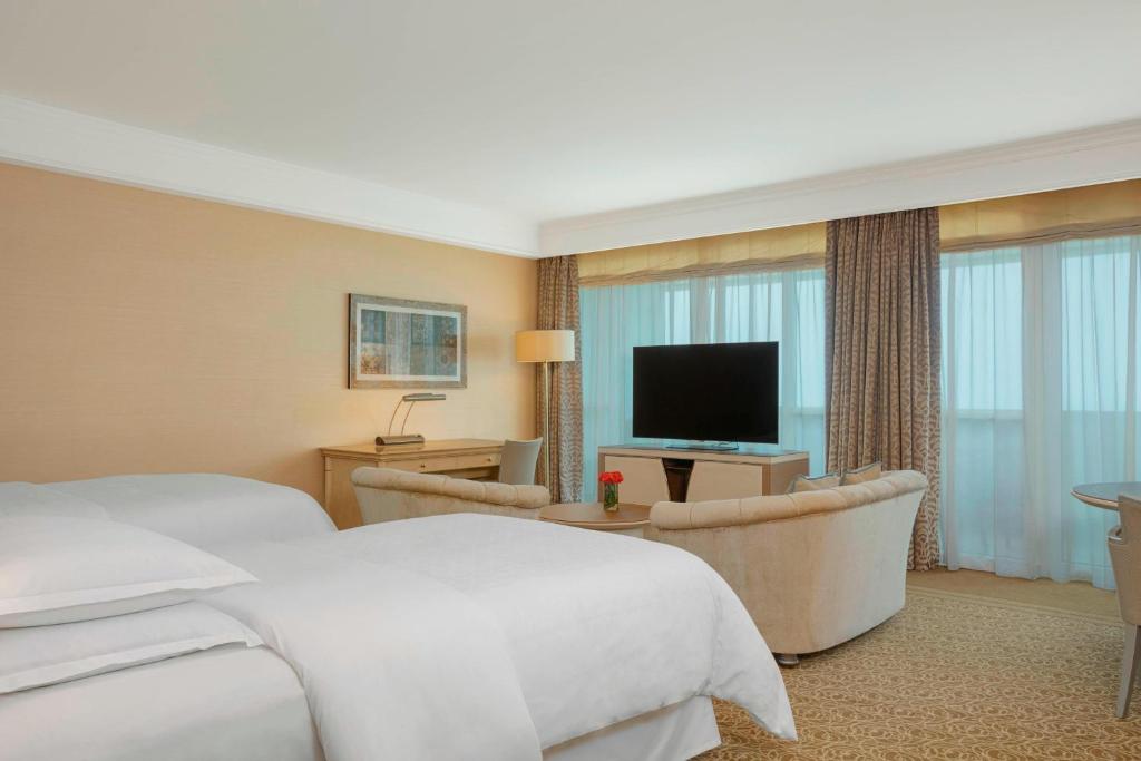 Sheraton Club des Pins Resort的电视和/或娱乐中心