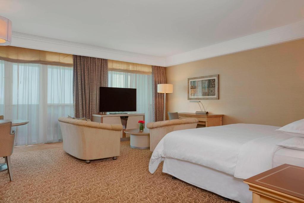 Sheraton Club des Pins Resort的电视和/或娱乐中心