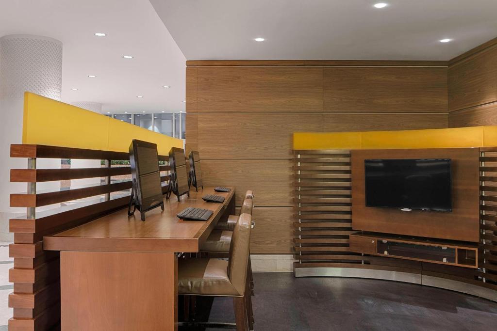 Sheraton Club des Pins Resort的电视和/或娱乐中心