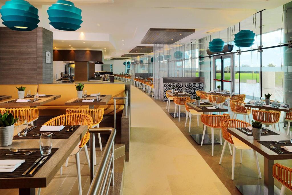 Sheraton Club des Pins Resort餐厅或其他用餐的地方