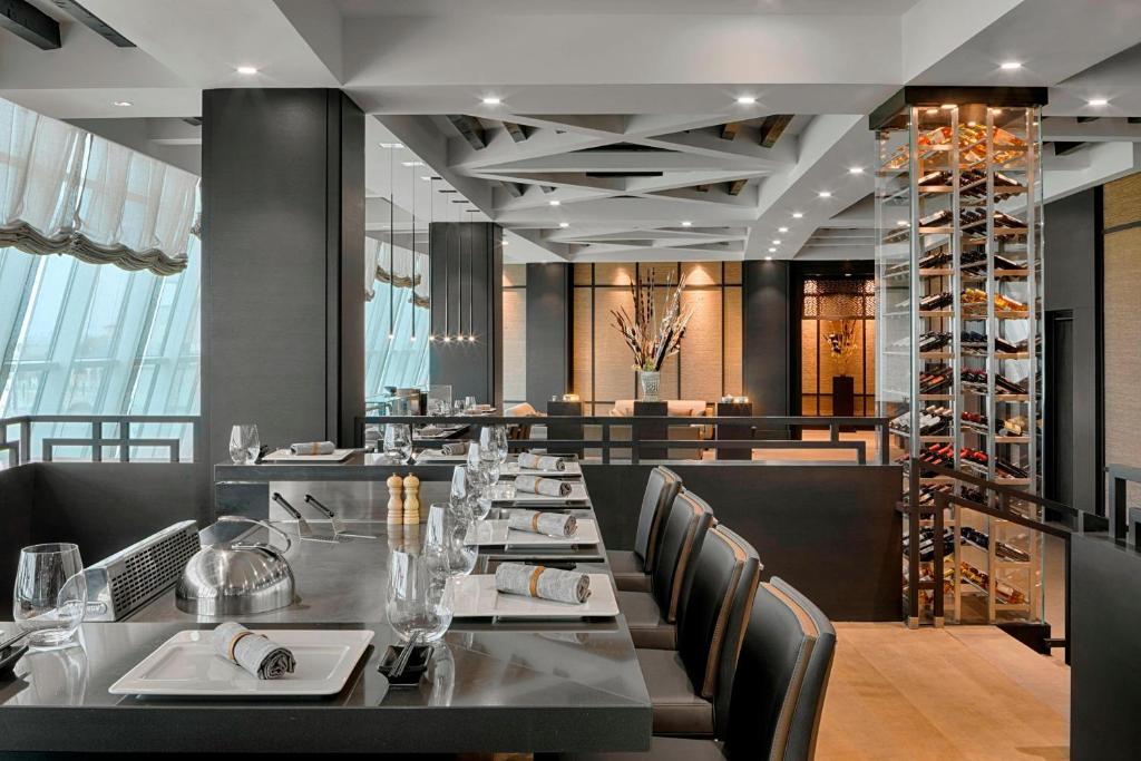 Sheraton Club des Pins Resort餐厅或其他用餐的地方