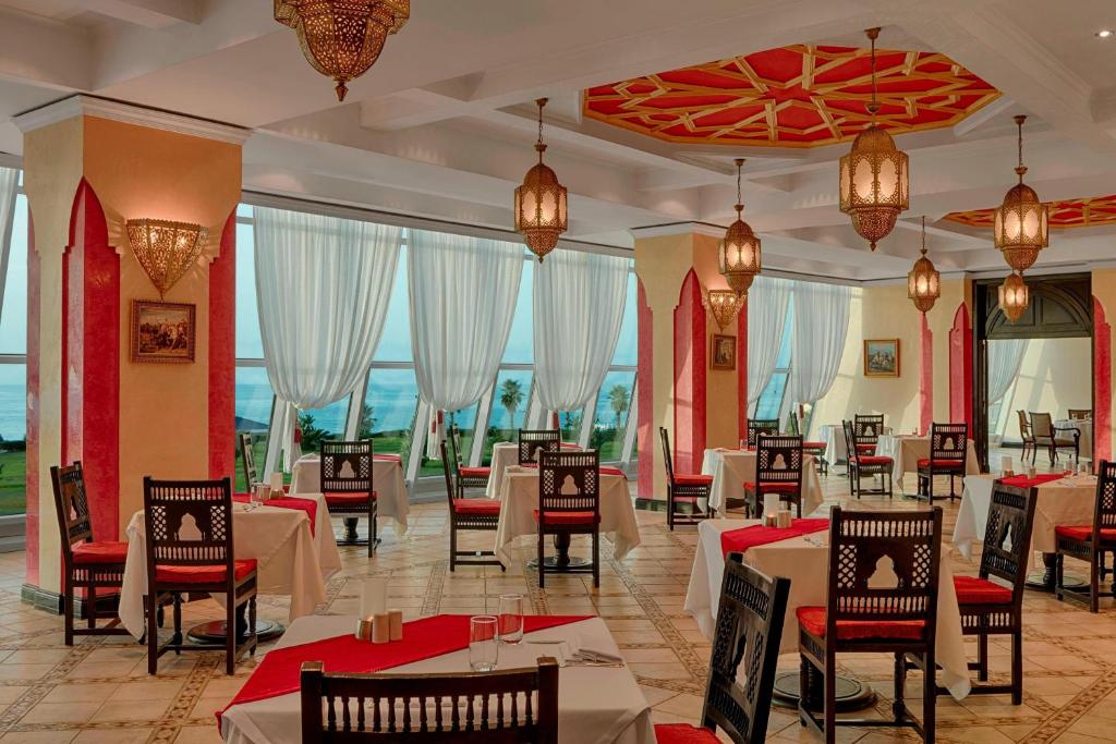 Sheraton Club des Pins Resort餐厅或其他用餐的地方