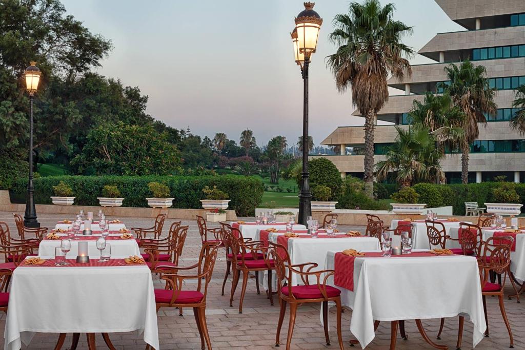 Sheraton Club des Pins Resort餐厅或其他用餐的地方