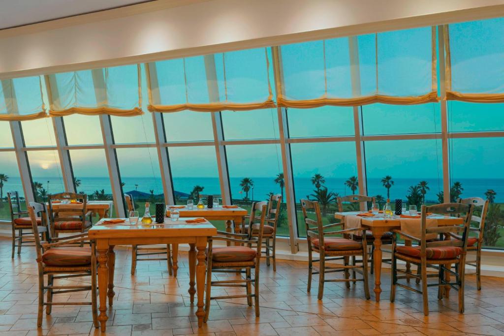 Sheraton Club des Pins Resort餐厅或其他用餐的地方