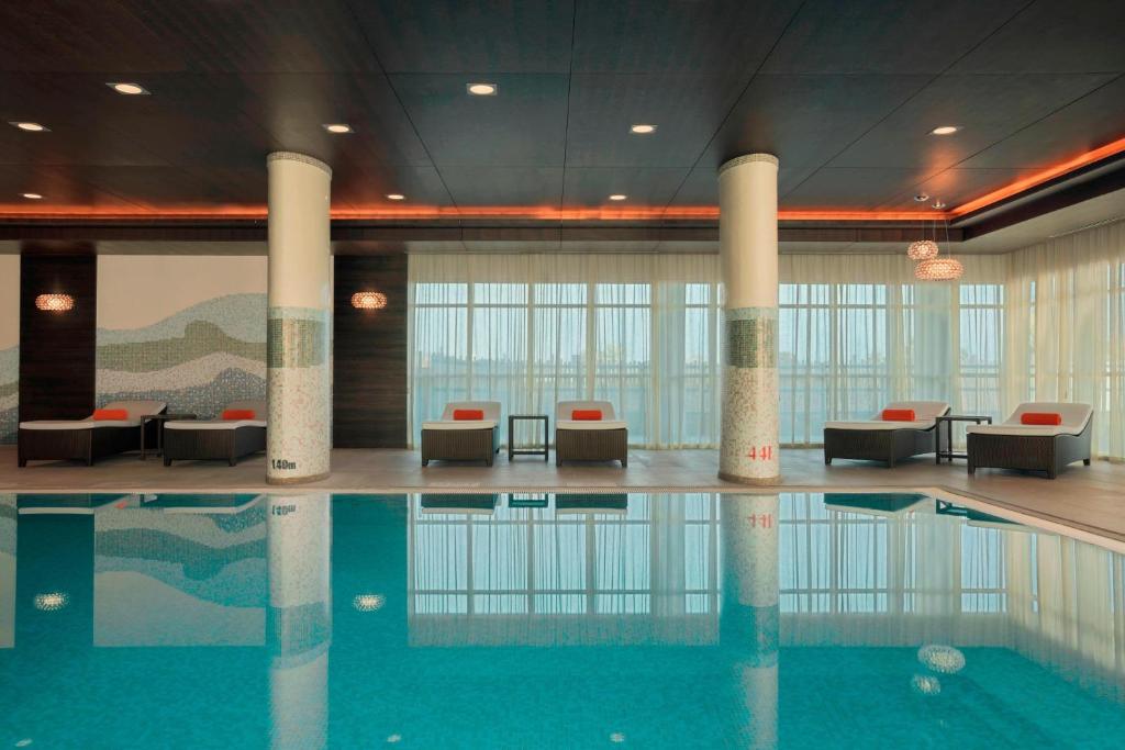 Sheraton Club des Pins Resort内部或周边的泳池