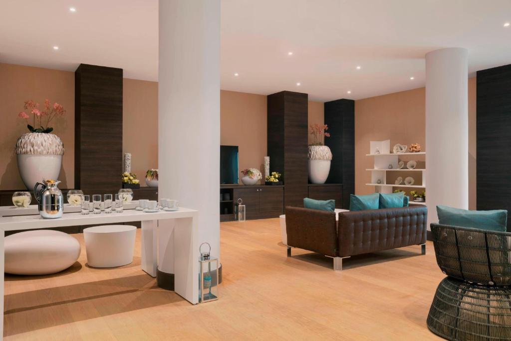 Sheraton Club des Pins Resort的休息区