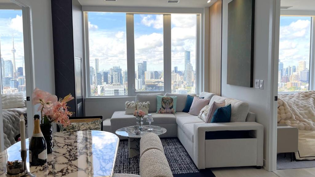 Posezení v ubytování Deluxe Penthouse Two Bedrooms Suites Skyline CN Tower Lakeview DT Toronto