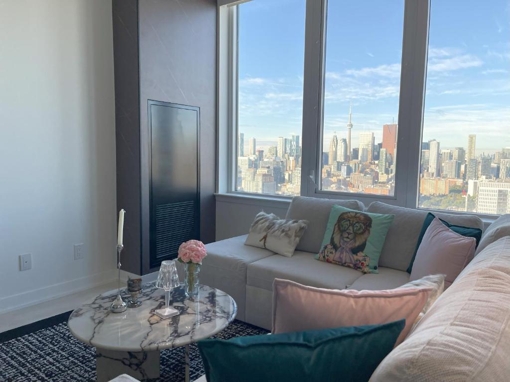 Posezení v ubytování Deluxe Penthouse Two Bedrooms Suites Skyline CN Tower Lakeview DT Toronto