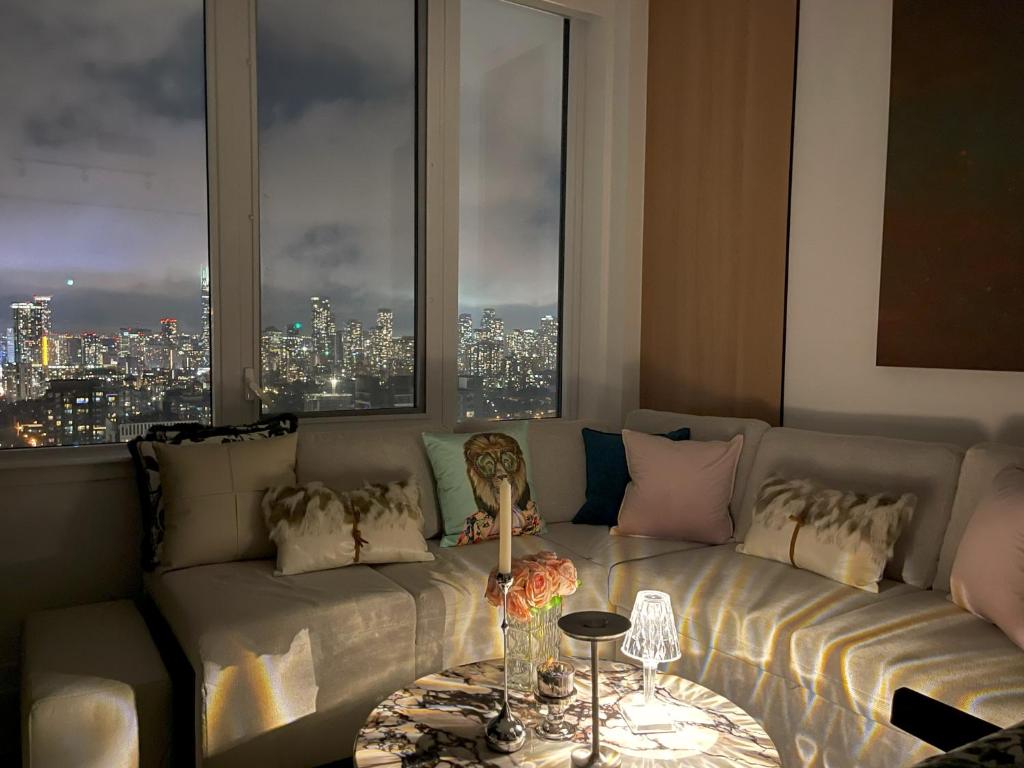 Posezení v ubytování Deluxe Penthouse Two Bedrooms Suites Skyline CN Tower Lakeview DT Toronto