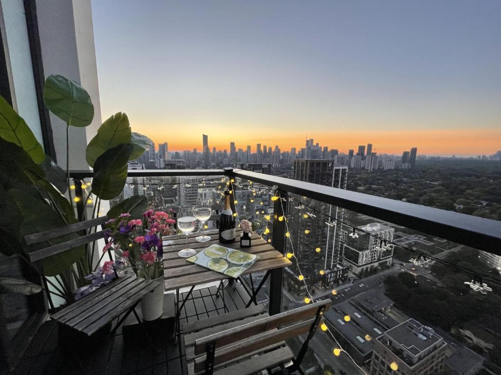 Balkón nebo terasa v ubytování Deluxe Penthouse Two Bedrooms Suites Skyline CN Tower Lakeview DT Toronto