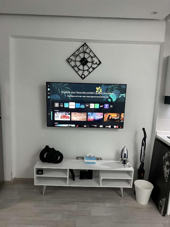 TV a/nebo společenská místnost v ubytování Cozy Shared Studio in Heart of Zamalek
