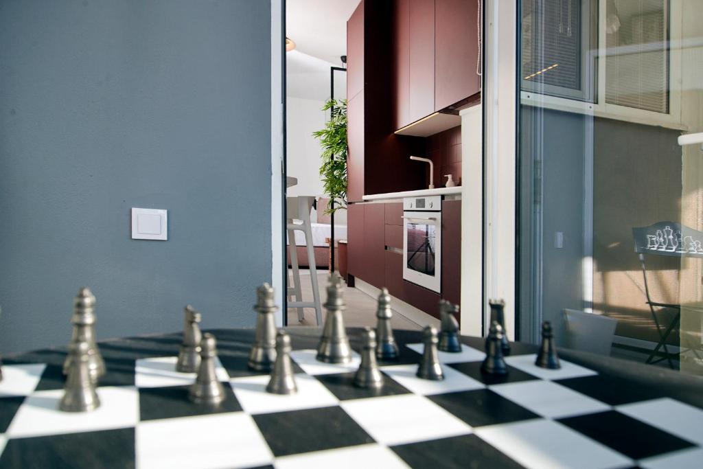 una scacchiera con degli scacchi sopra in una stanza di BoX 27 a Kalamáta