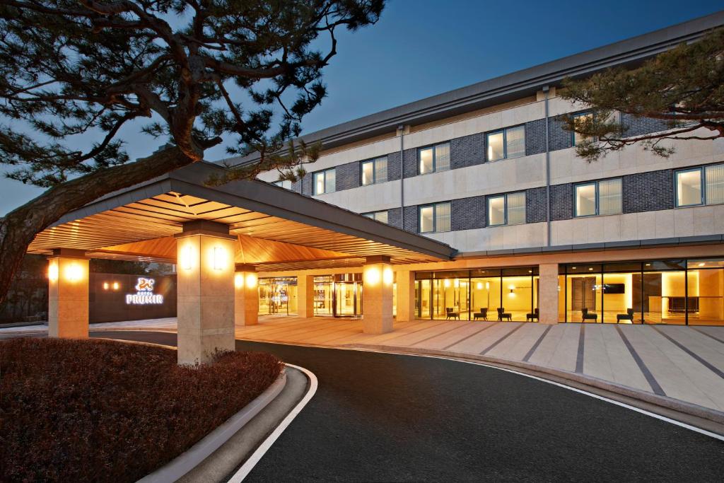 an external view of a building with a courtyard at Hotel Prumir in Hwaseong