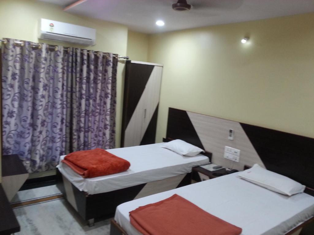 Postel nebo postele na pokoji v ubytování Hotel Gujrat