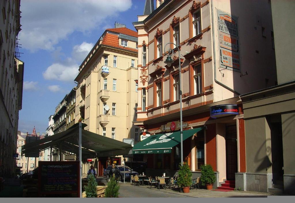 un grupo de edificios en una calle de la ciudad en AB Apartments en Karlovy Vary