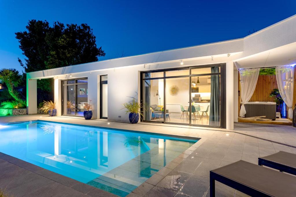 une piscine devant une maison dans l'établissement Secret Lovely, à Seysses