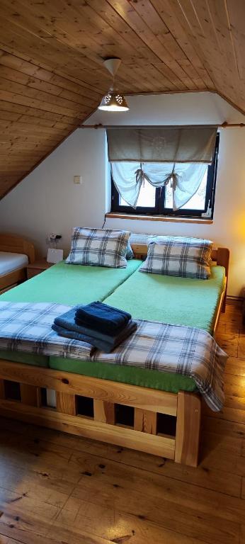Postel nebo postele na pokoji v ubytování Chaty v Českém ráji u Prachovských skal - Malá chata pro 4 - Velká chata pro až 7 osob - ubytování v soukromí