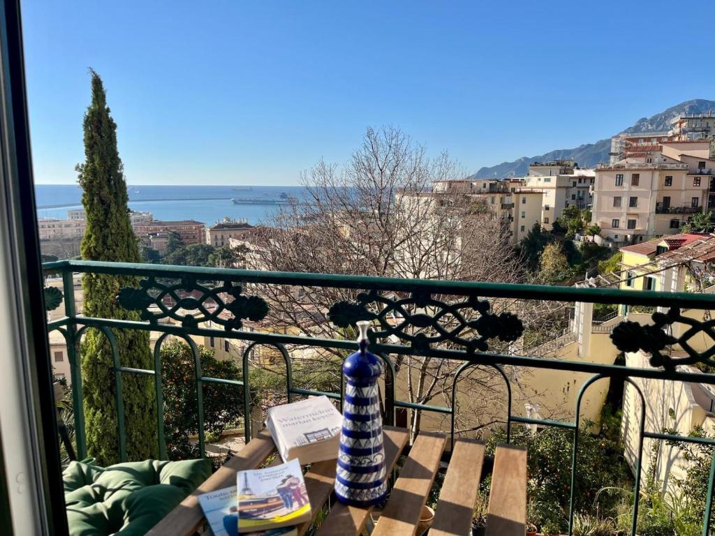 eine Vase auf einem Tisch auf einem Balkon in der Unterkunft iMinerva Garden Panoramic Suite in Salerno