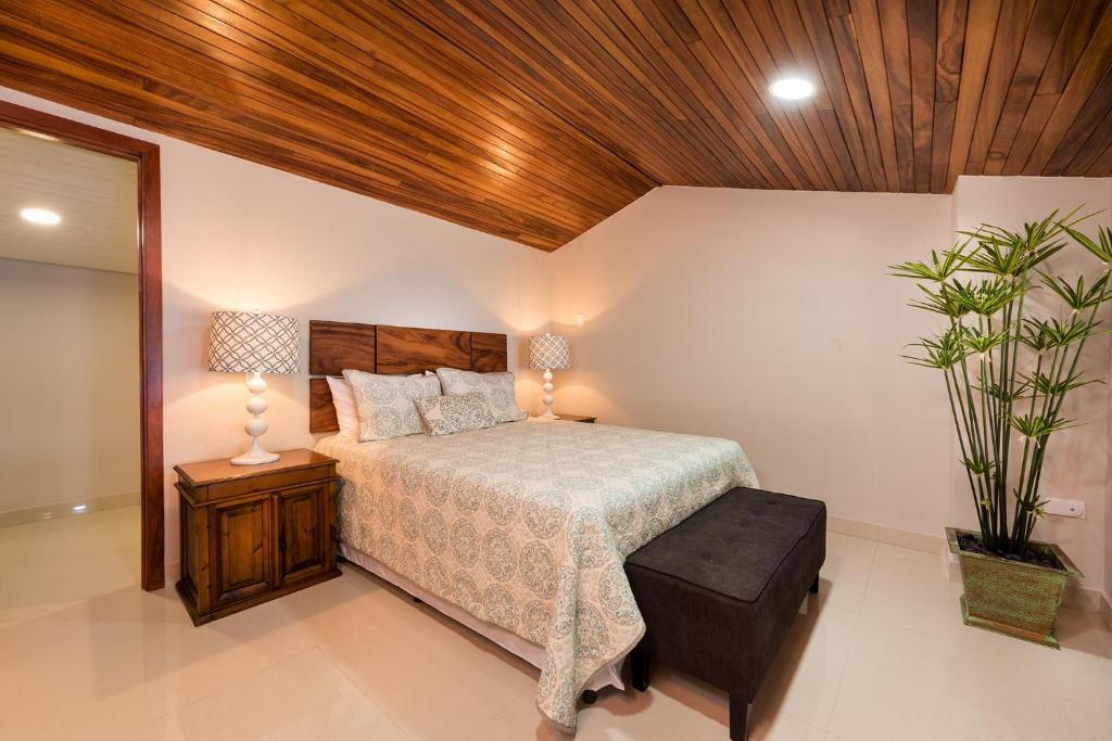 Postel nebo postele na pokoji v ubytování Flamingo Marina Cove 617- Oceanfront 3 Bedroom Condo
