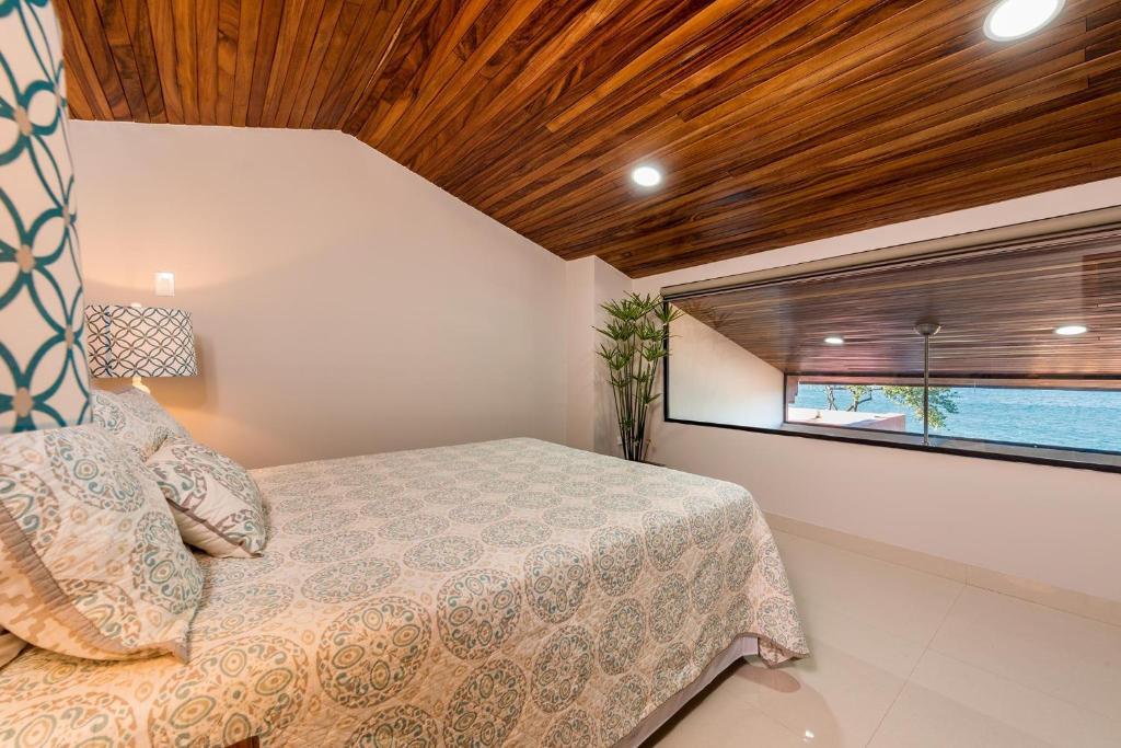 Postel nebo postele na pokoji v ubytování Flamingo Marina Cove 617- Oceanfront 3 Bedroom Condo