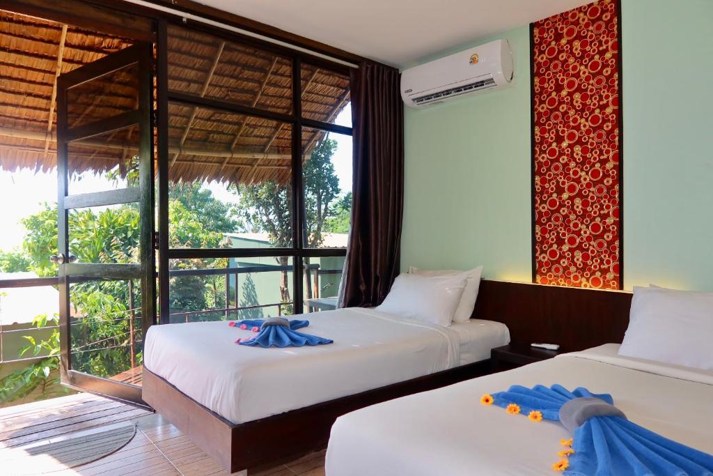 Postel nebo postele na pokoji v ubytování Phi Phi Sea Sky Resort