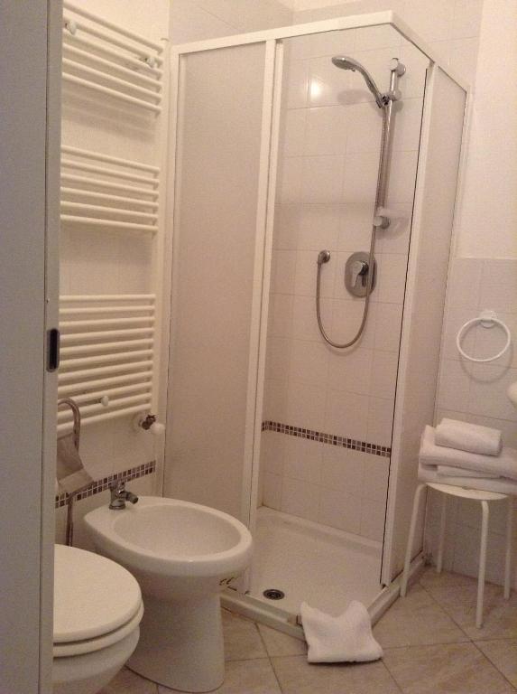 biała łazienka z prysznicem i toaletą w obiekcie Loft Regio Parco w Turynie
