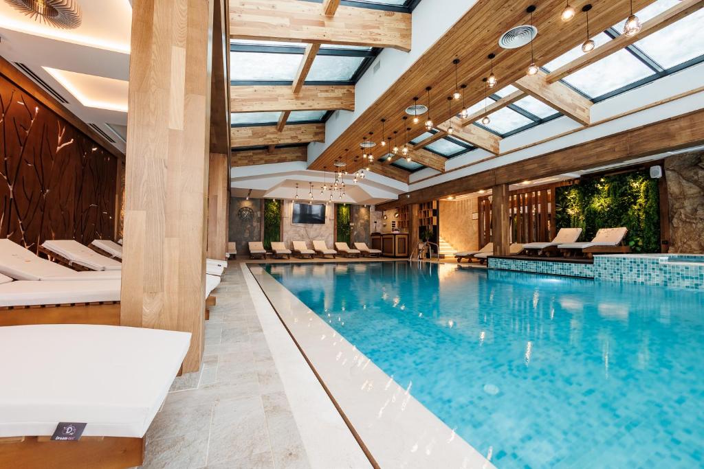 Bazén v ubytování Hotel Sedlo - Golija nebo v jeho okolí