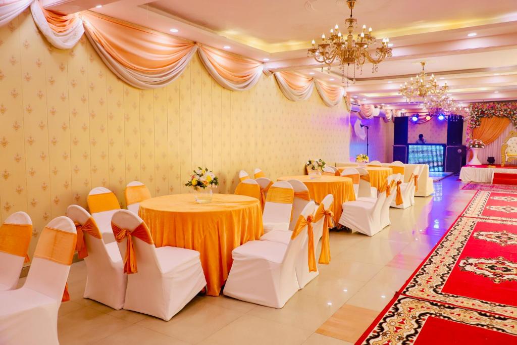 Posezení v ubytování Kashish Residency and Banquet